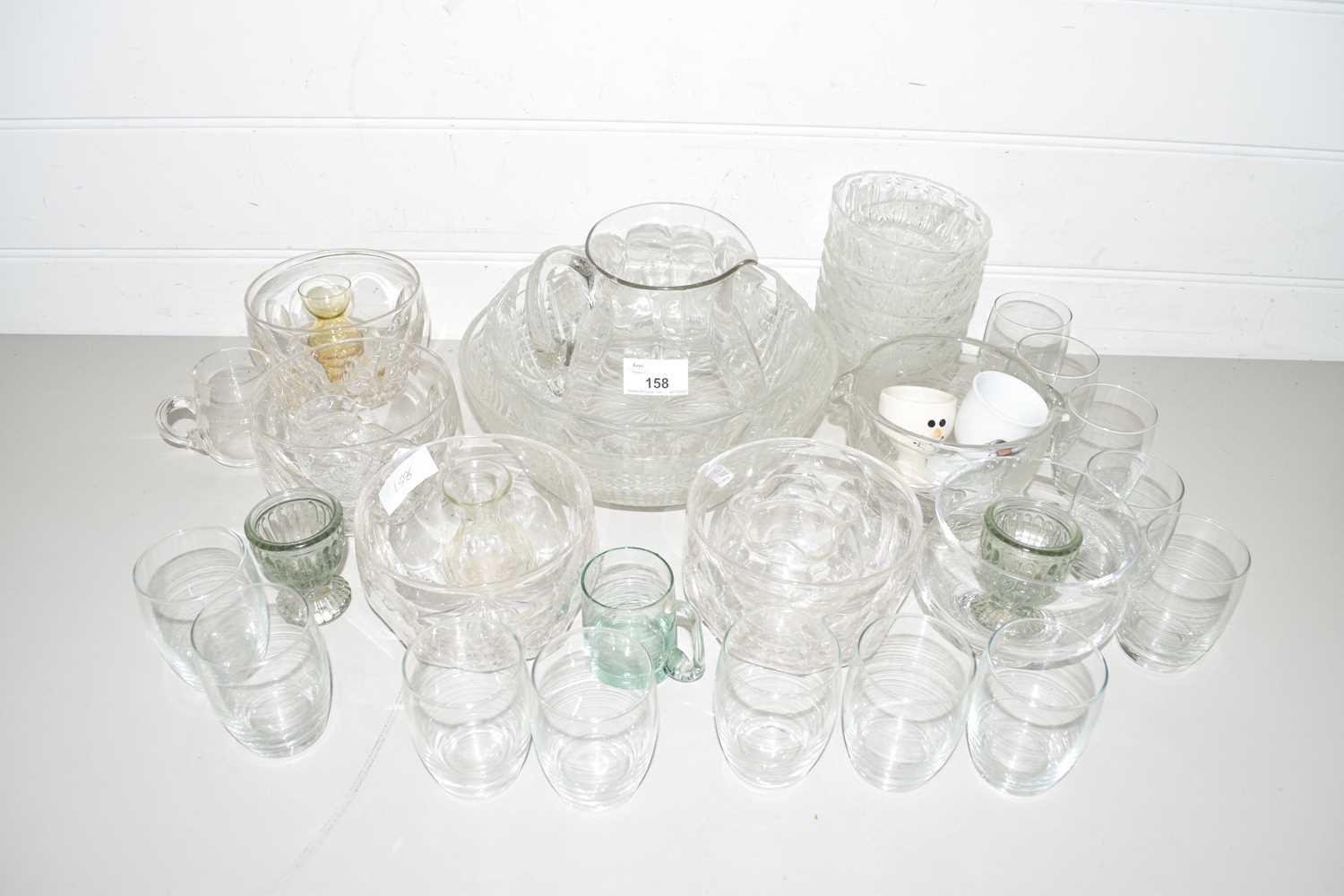 QUANTITY OF GLASS WARES, SMALL GLASS DESSERT BOWLS ETC