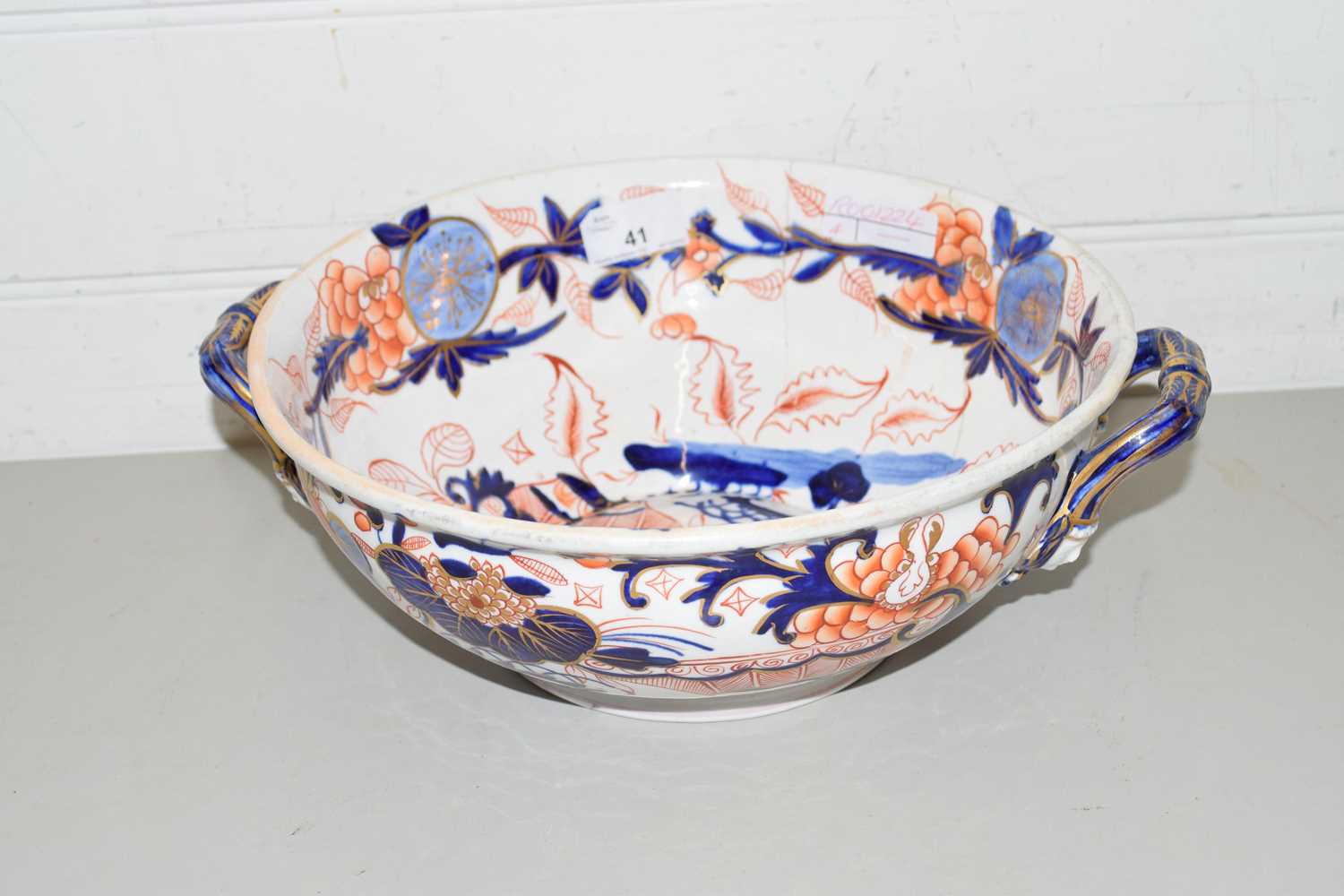 ENGLISH PORCELAIN BOWL WITH AN IMARI DESIGN