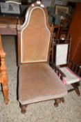 LATE VICTORIAN WALNUT FRAMED NURSING CHAIR WITH ARCHED BACK AND MUSHROOM UPHOLSTERY