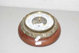 BAROMETER IN CIRCULAR WOODEN MOUNT