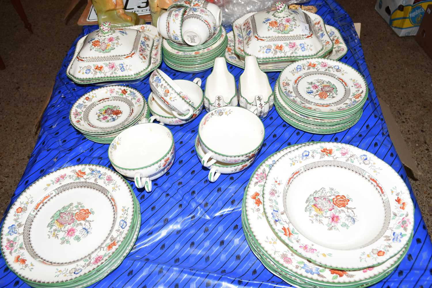 QUANTITY OF COPELAND SPODE DINNER WARES IN THE CHINESE ROSE PATTERN INCLUDING DINNER PLATES, SIDE