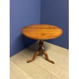 Circular snap top pedestal table