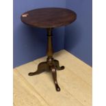 George lll mahogany pedestal table supported by carved canthus leaf cabrole legs