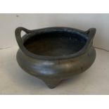 Chinese bronze tripod censer, six character mark