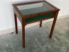 Mahogany and glazed bijouterie/display cabinet with green baize lining to interior, 59x40.5cm