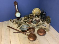 Qty of antique and later copper and brass ware to include: car horn, Adam style brass fire fender,