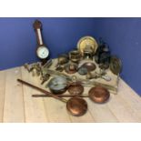 Qty of antique and later copper and brass ware to include: car horn, Adam style brass fire fender,