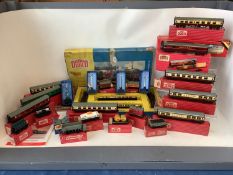 A quantity of Hornby Dublo and a quantity of boxed Hornby dublo, including, Salt wagon, Hopper