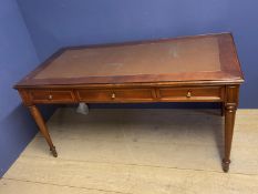 De Gournay mahogany writing table of 3 drawers and turned tapered legs below a brown leather inset
