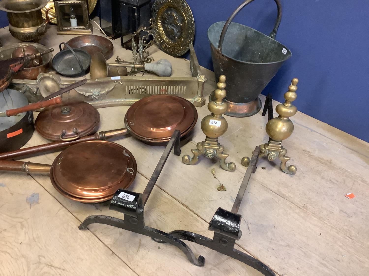 Qty of antique and later copper and brass ware to include: car horn, Adam style brass fire fender, - Image 10 of 13