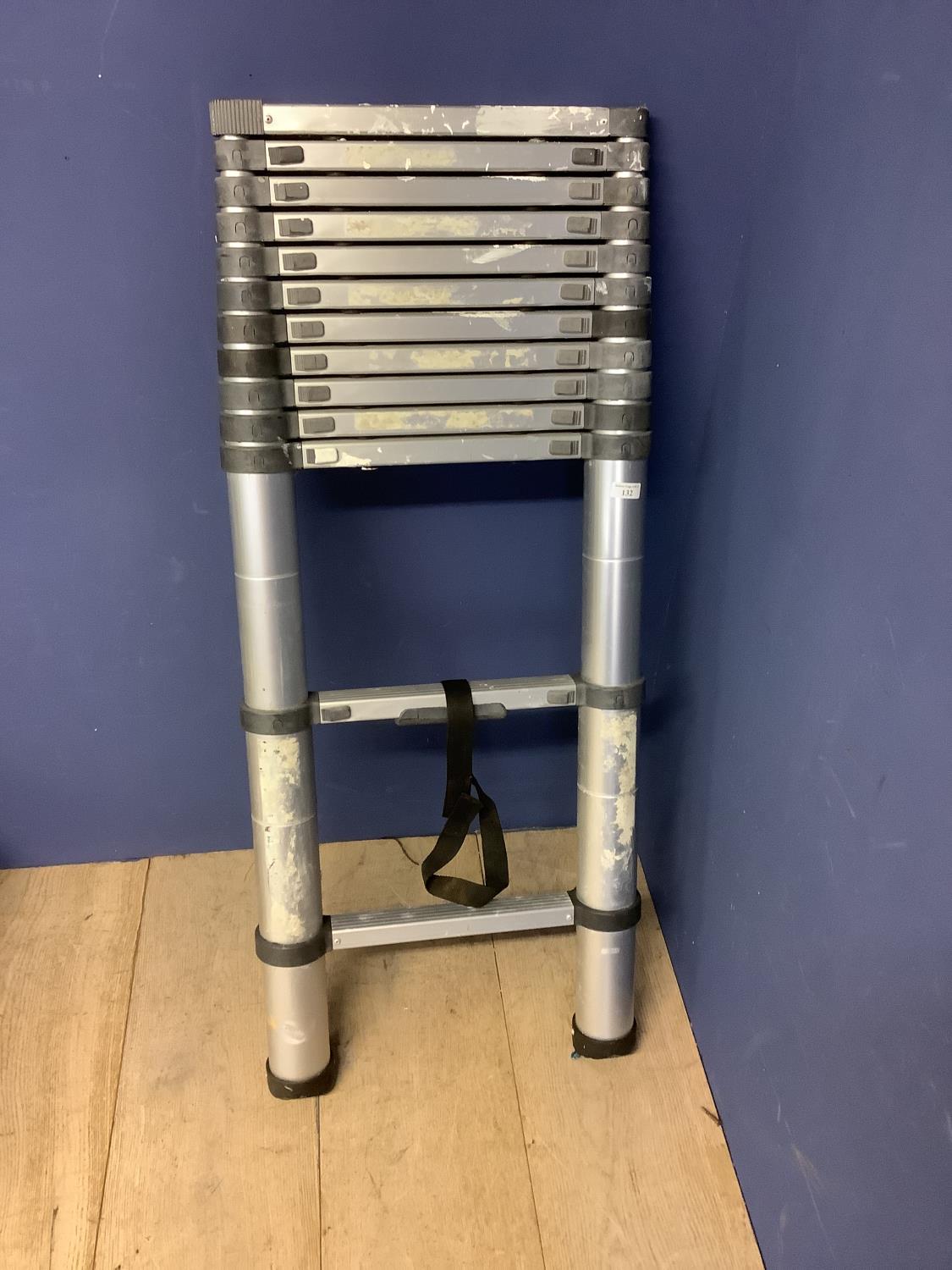 Aluminium extending ladder, fully retractable