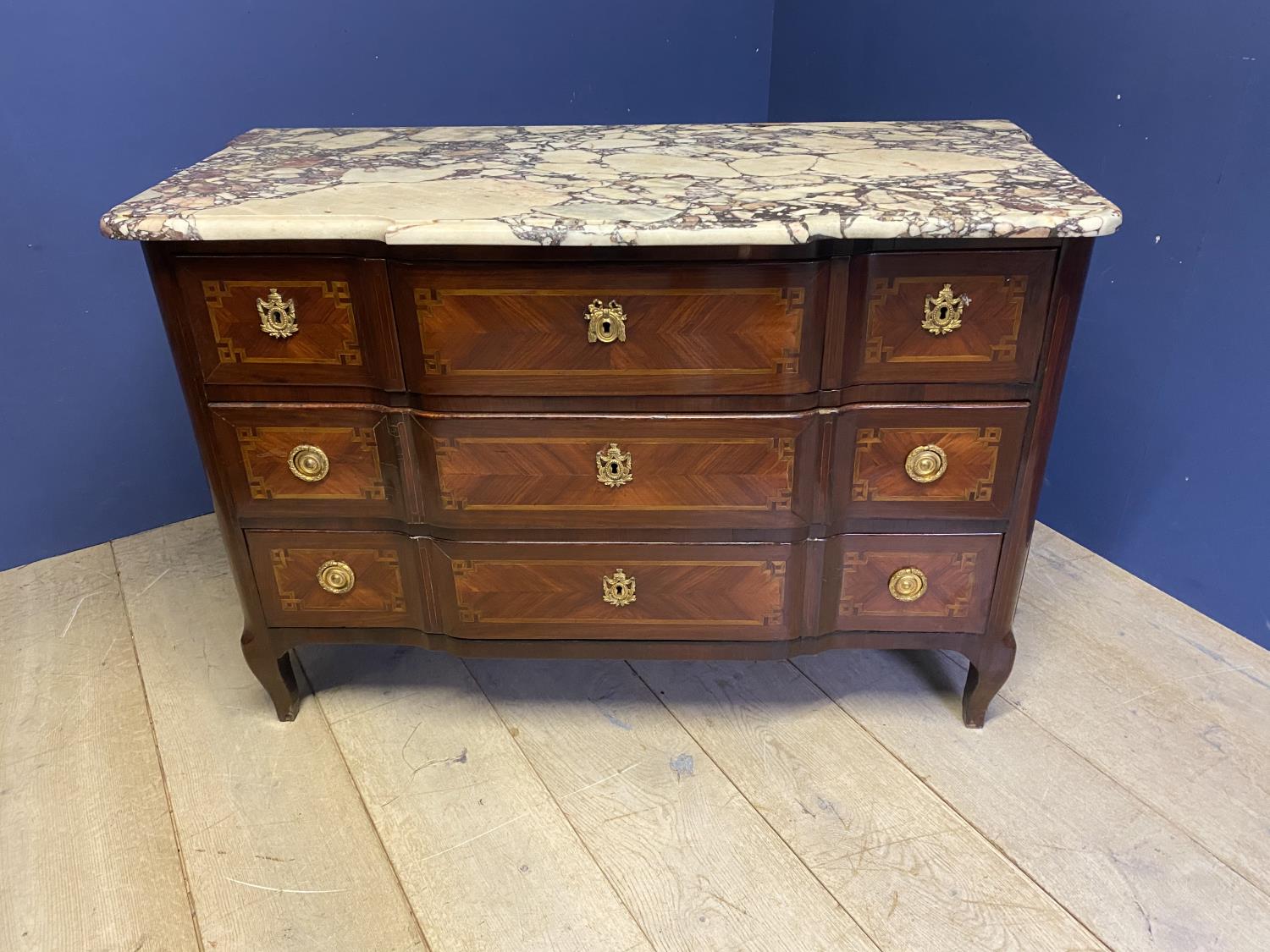 Good C19th Continental breakfront kingwood & inlaid commode of 3 short & 2 long drawers under a