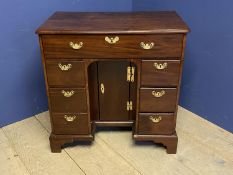 A very good George III, Cuban mahogany kneehole writing desk of 7 drawers, flanking a kneehole