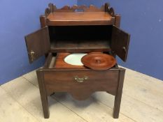 Good mahogany tray top commode, complete with chamber pot, English C1780, 79h x 59w x 45.5d cm