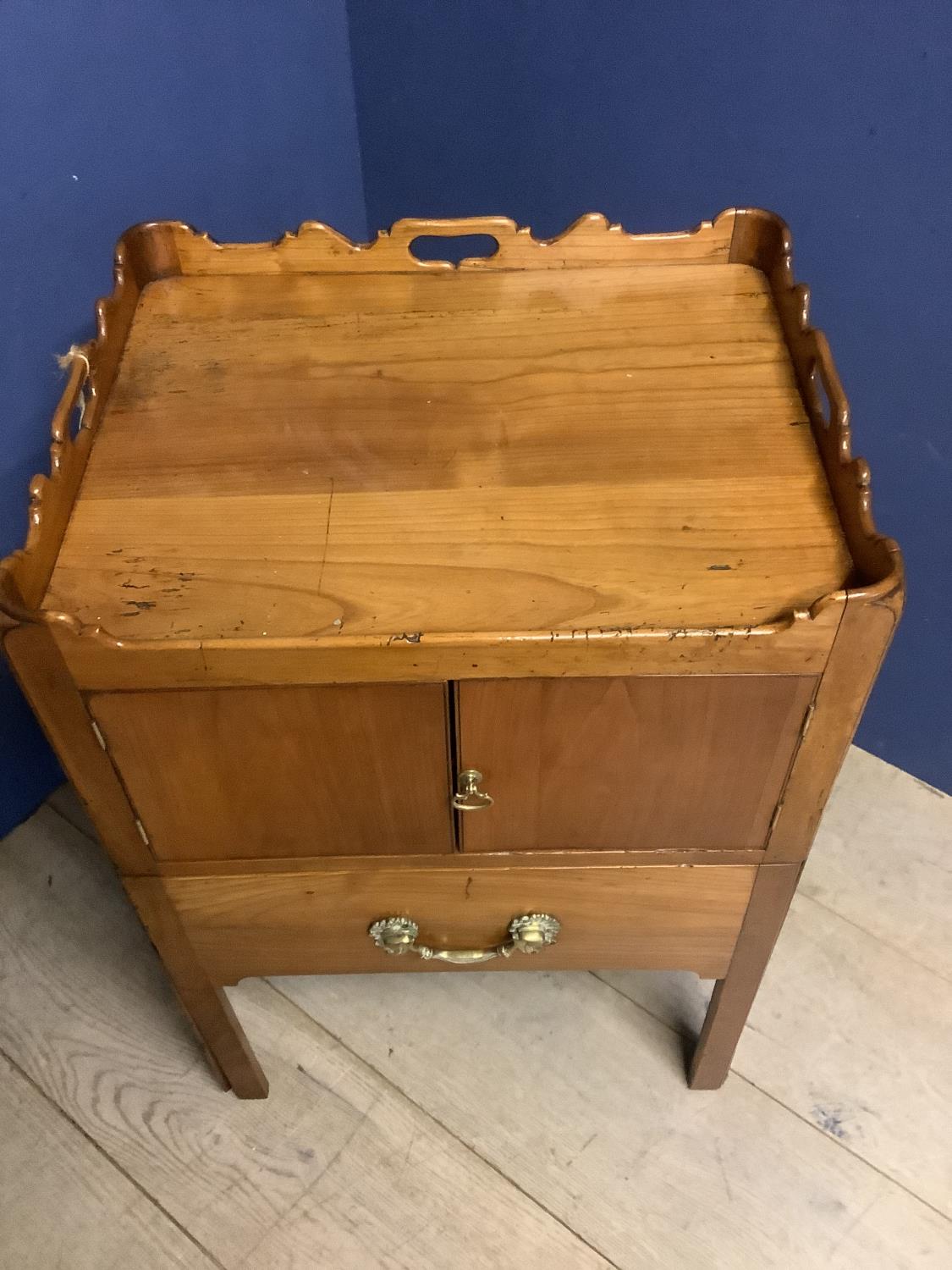 Irish tray top commode in white cherry, with original pot. C1770, 83h x 56w x 46d cm. - Image 3 of 4