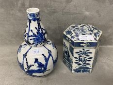 Chinese blue and white double gourd vase, together with a hexagonal covered jar, Qing dynasty. (2)