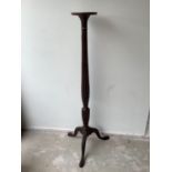 Good George II Chippendale carved mahogany fluted pedestal torchere 154 cm H the top 23 cm diam