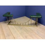 Traditional brass club fender with green leatherette end seats, internal width 137cm x 38cm D x 55