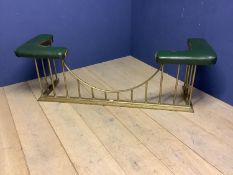 Traditional brass club fender with green leatherette end seats, internal width 137cm x 38cm D x 55