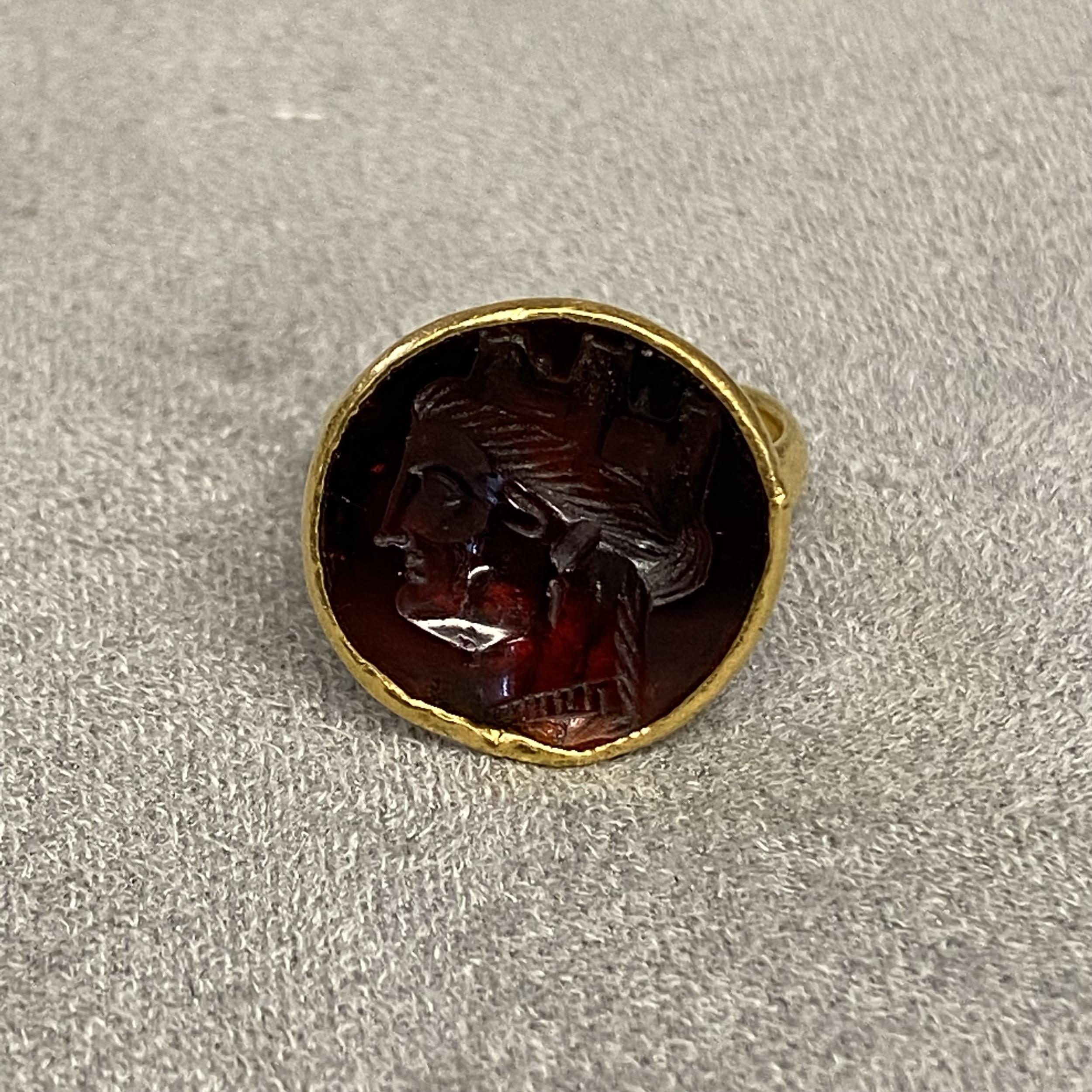 Unmarked yellow metal seal ring, with carved gem set intaglio of a classical bust, 6.1 g size L - Image 5 of 5