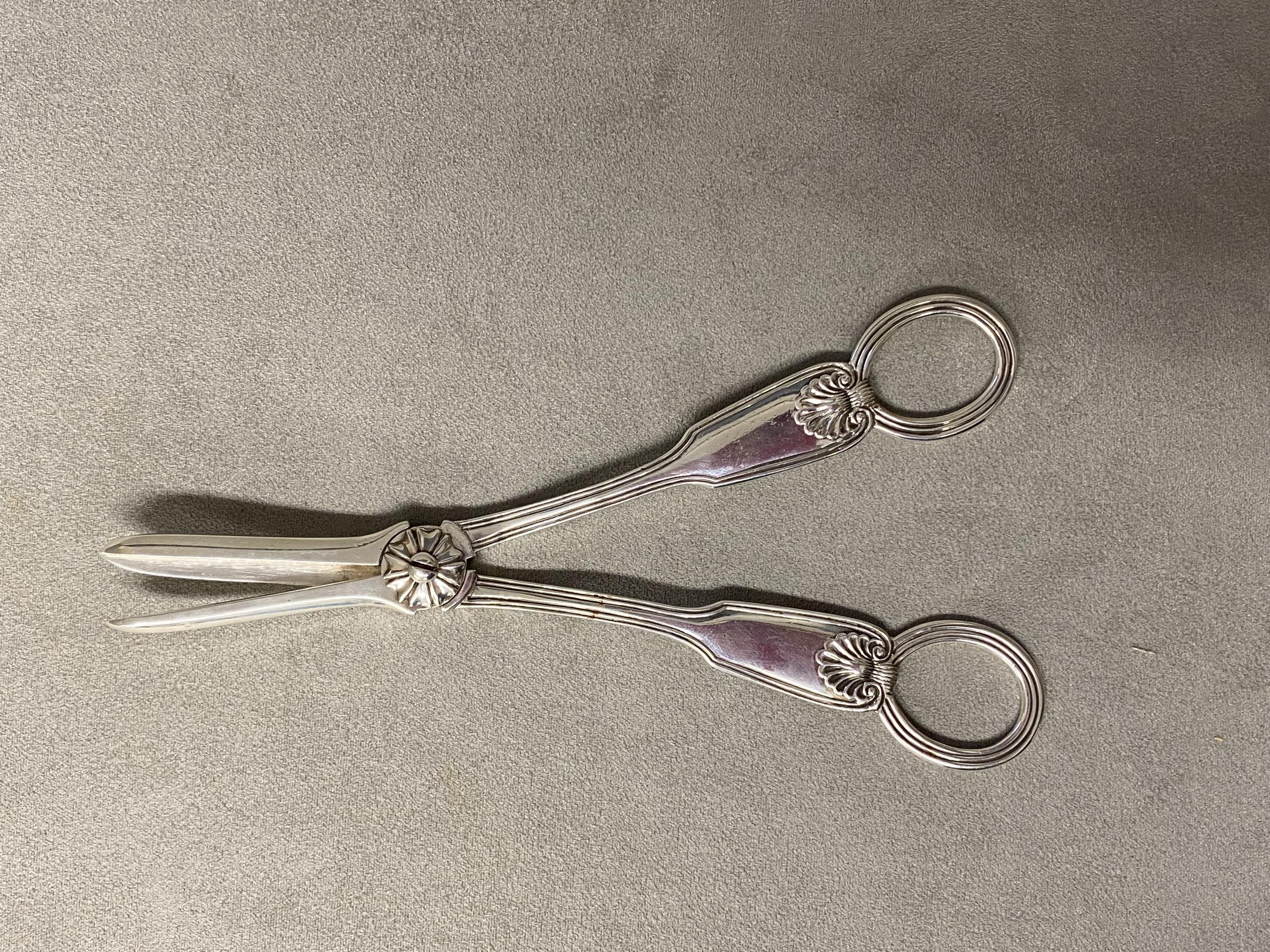 Pair Victorian Hallmarks silver grape shears, fiddle thread & shell pattern by Henry Holland - Image 2 of 5