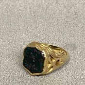 18ct gold gents signet ring with carved bloodstone intaglio of a stag , 6.8g, size H