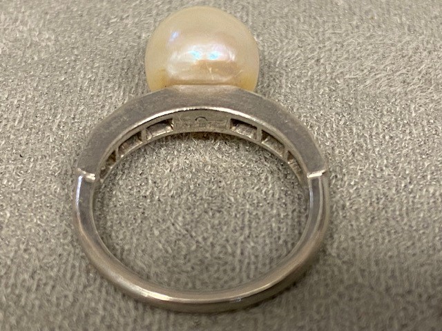 CARTIER, LONDON, Natural salt water pearl and diamond and platinum ladies ring, central natural - Image 6 of 8