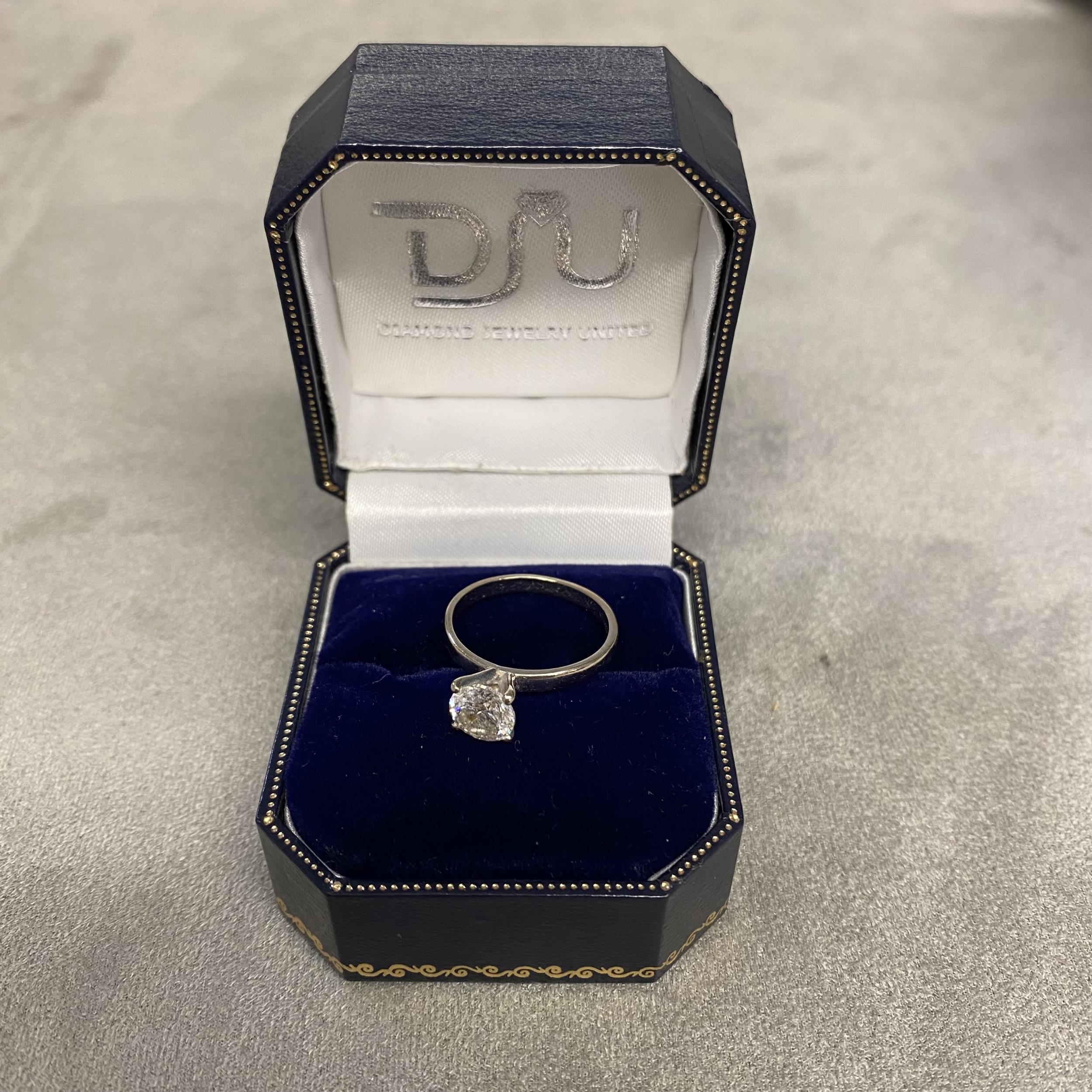 Solitaire diamond ring, in original box - Image 6 of 13