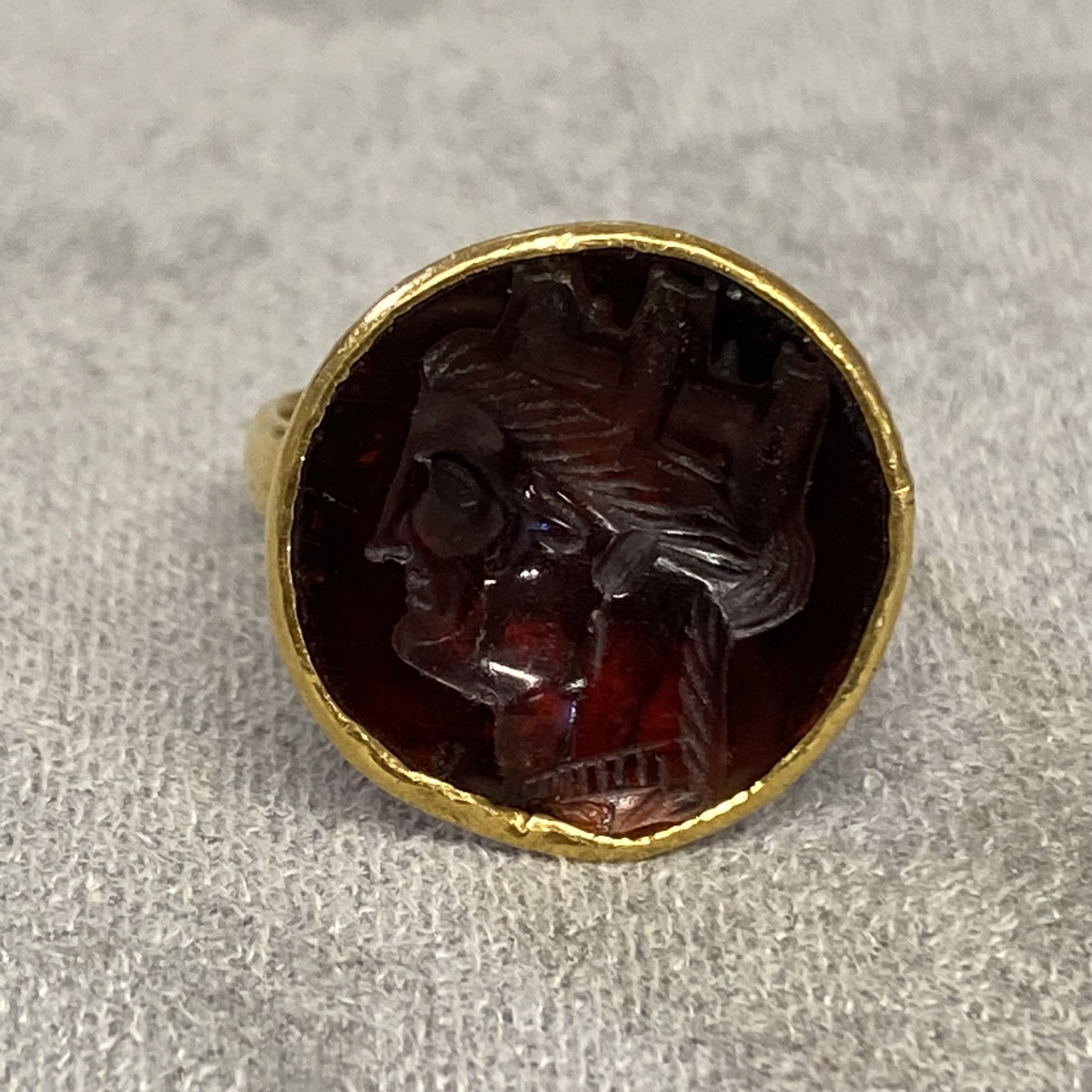 Unmarked yellow metal seal ring, with carved gem set intaglio of a classical bust, 6.1 g size L - Image 4 of 5