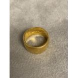 22ct gold band, 12.9g, size L