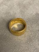 22ct gold band, 12.9g, size L