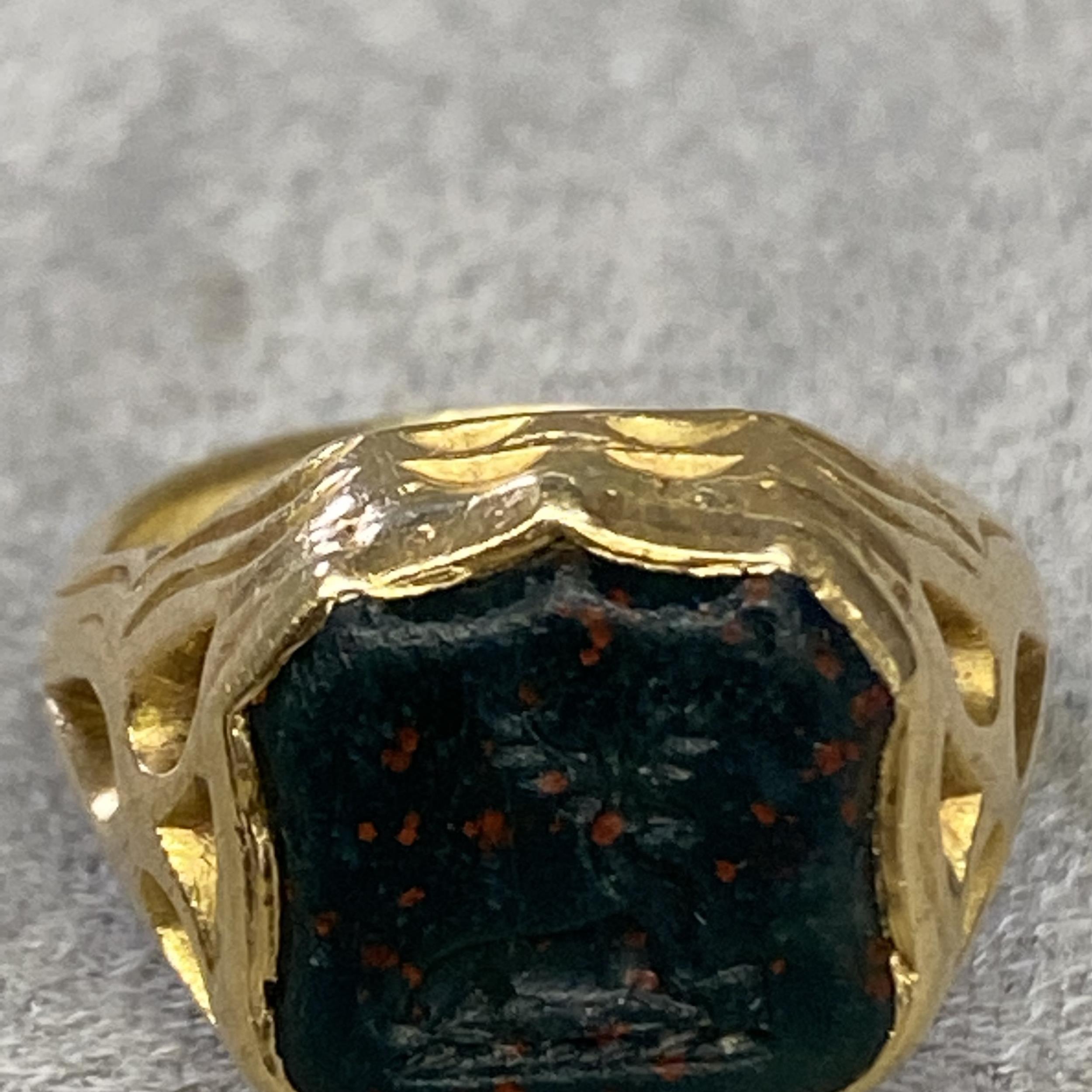 18ct gold gents signet ring with carved bloodstone intaglio of a stag , 6.8g, size H - Image 3 of 5