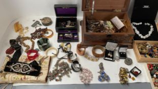 Qty of costume jewellery, trinkets, jewellery boxes, wooden casket etc