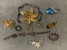 Quantity of costume jewellery