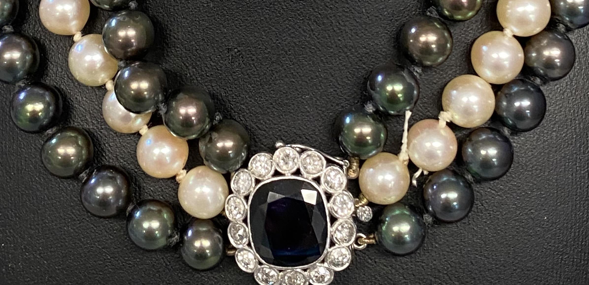 Triple strand of graduated Tahitian pearls of purple, green and white hues, largest pearl is 10mm - Image 2 of 2