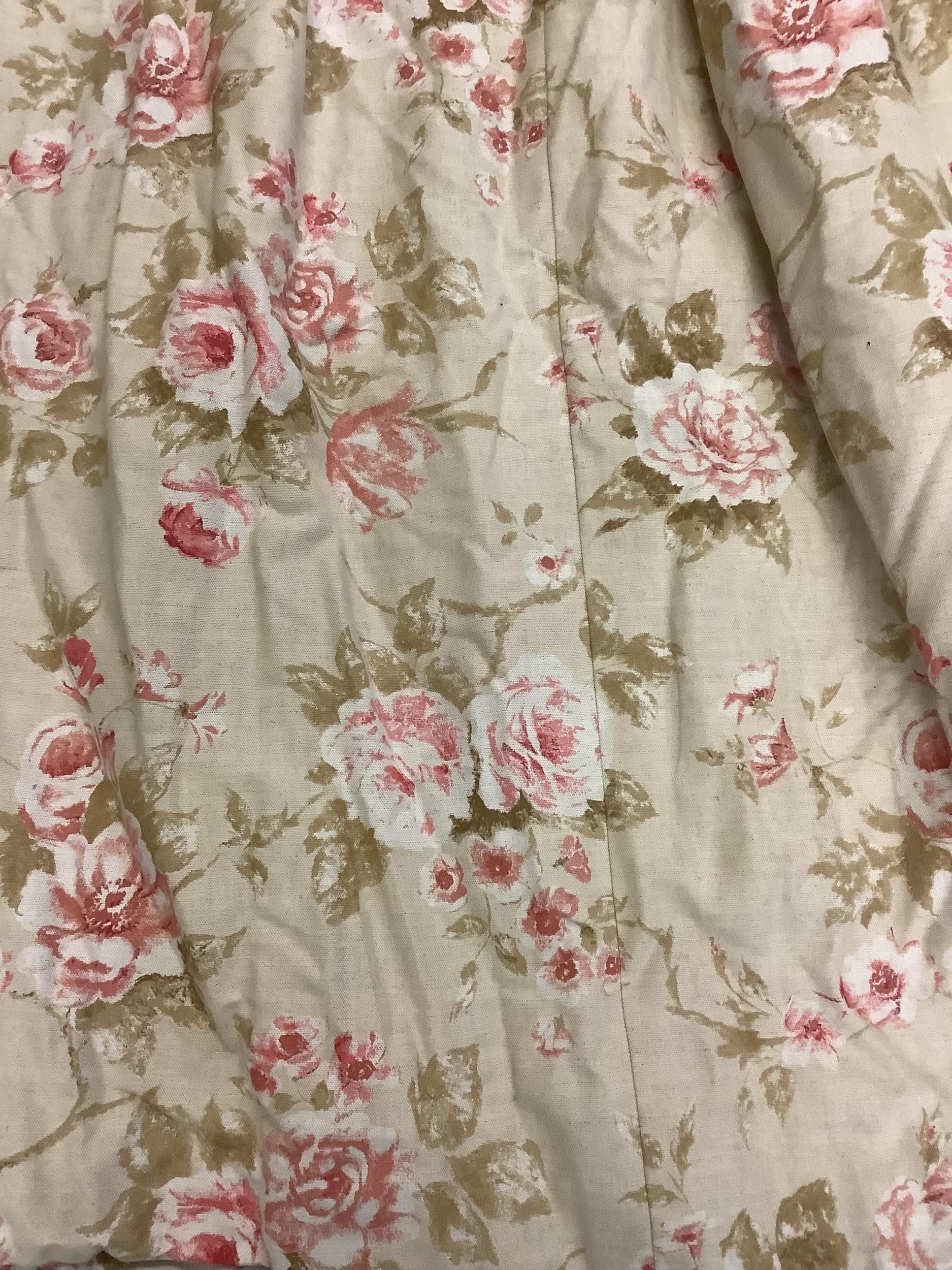 Pair lined and interlined good quality curtains, fawn material with all over pink rose design. - Bild 2 aus 3