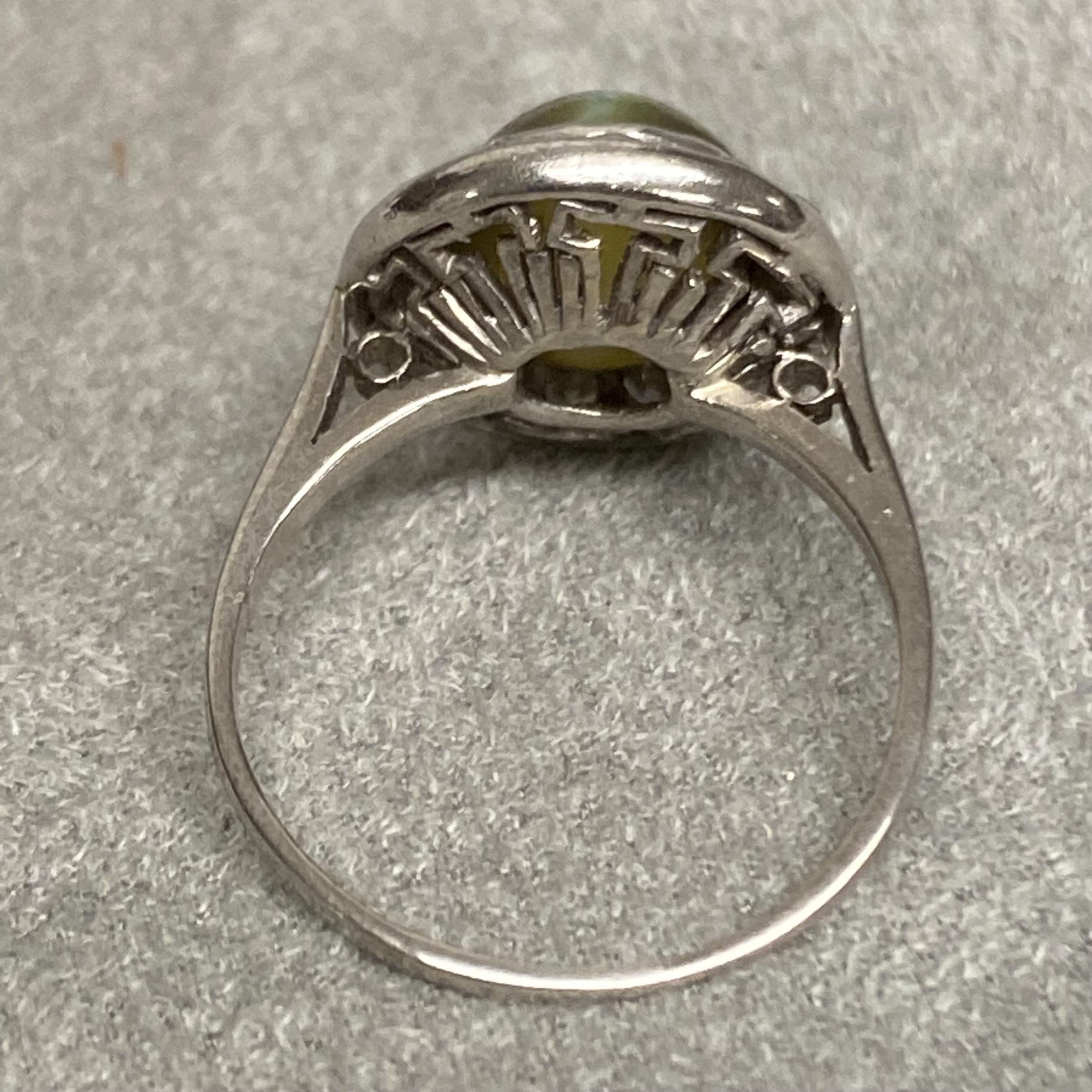 An Art Deco Chrysoberyl Cats Eye, and diamond ring, unmarked white metal, (platinum), ventral - Image 3 of 4