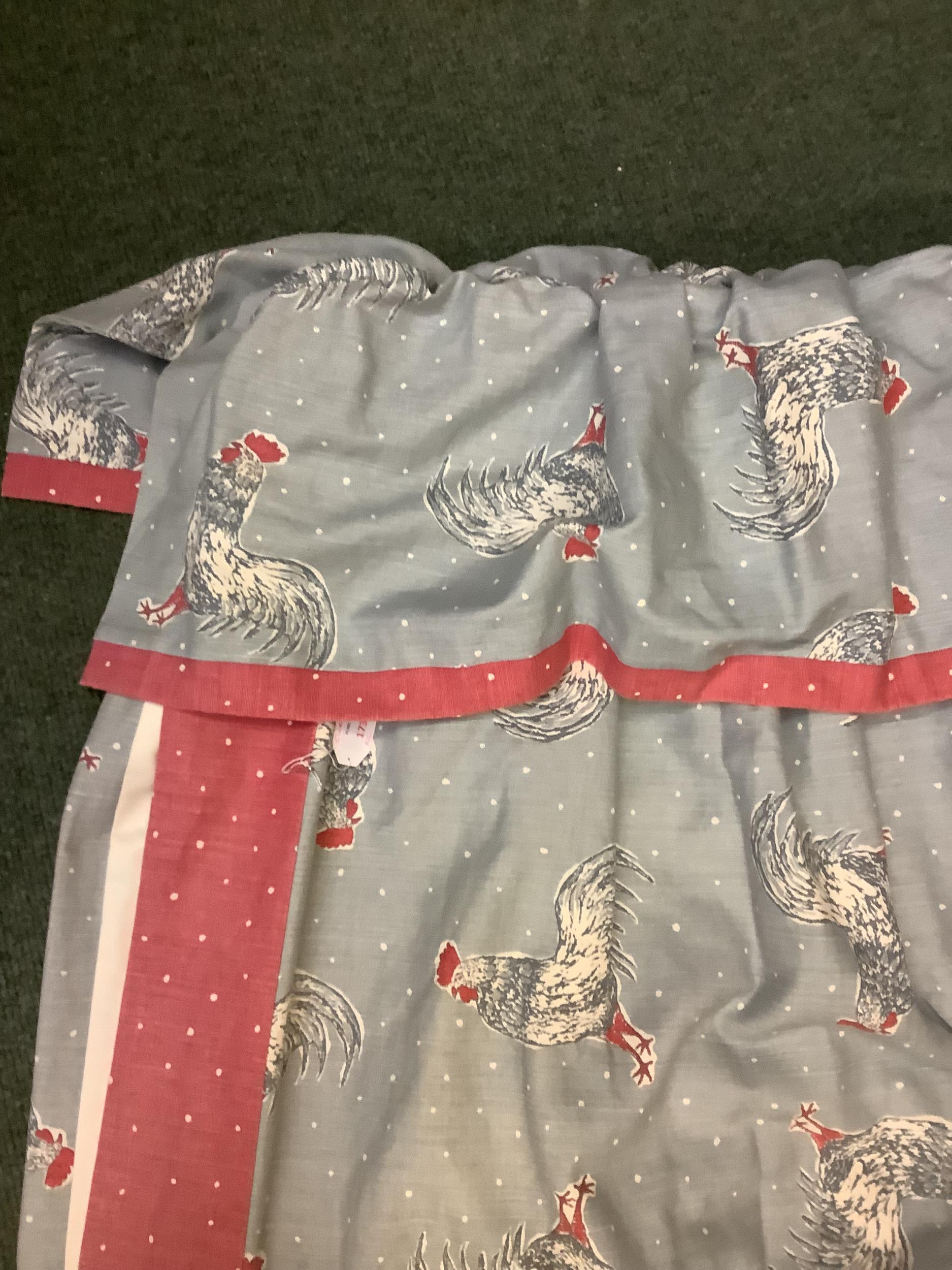 Pair of lined and interlined curtains, grey blue fabric with all over Chicken design, red spot - Bild 4 aus 4