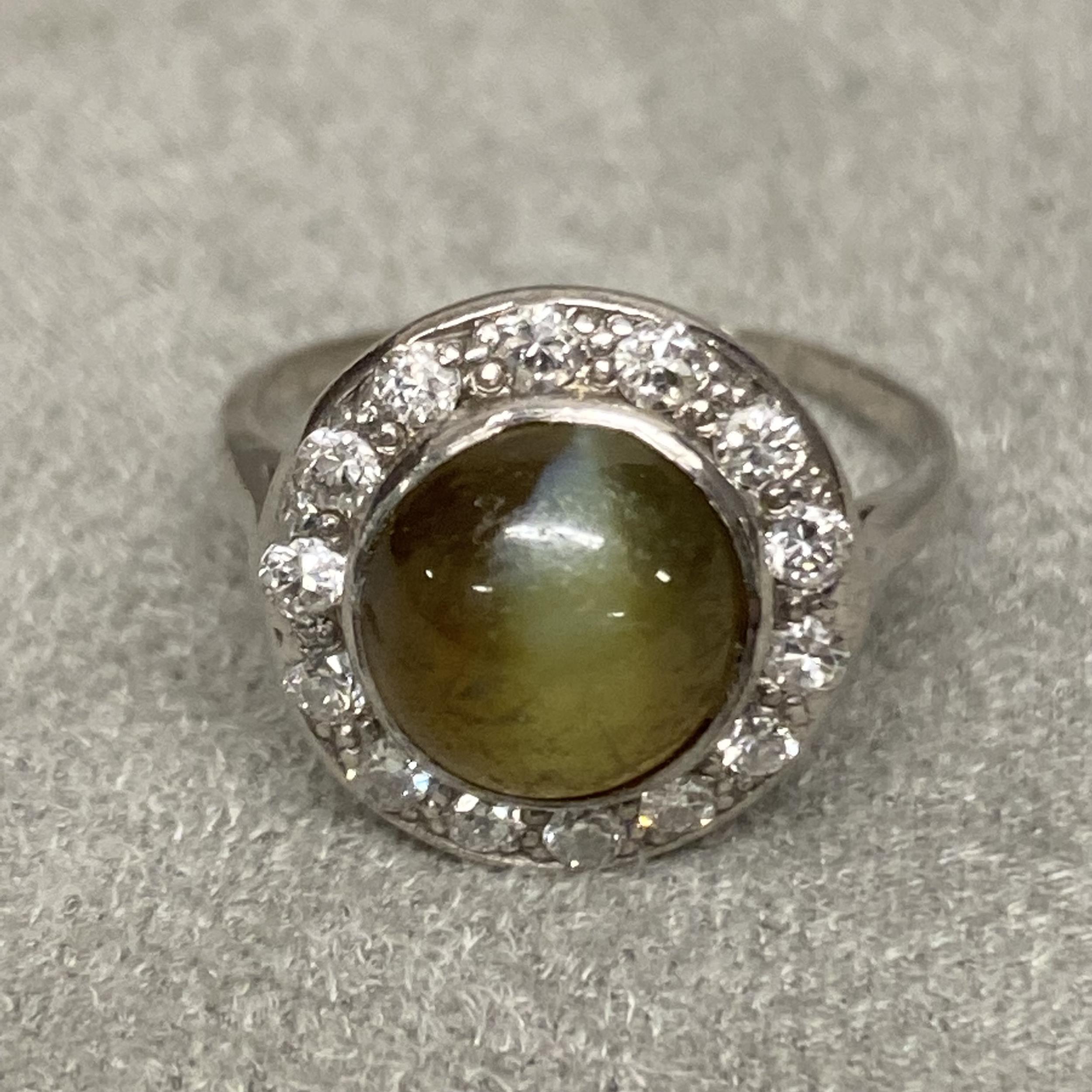 An Art Deco Chrysoberyl Cats Eye, and diamond ring, unmarked white metal, (platinum), ventral - Image 4 of 4