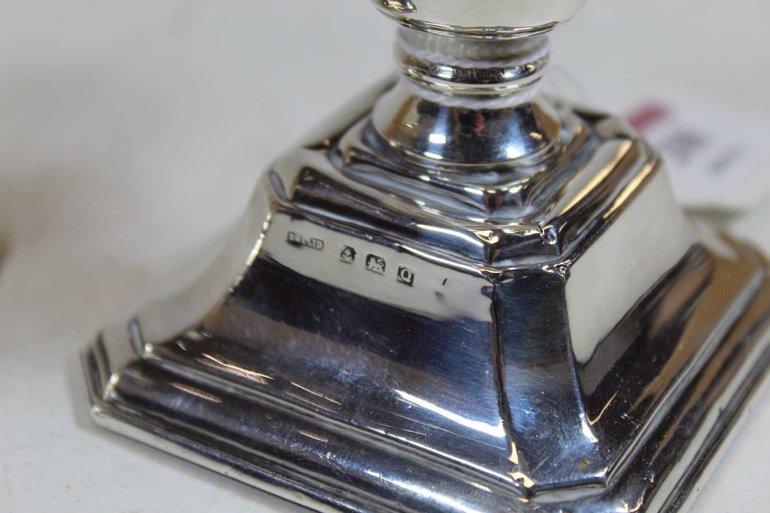 A pair of George V silver dwarf table candlesticks, each on a loaded base, h. 7.5cmCondition report: - Image 5 of 15