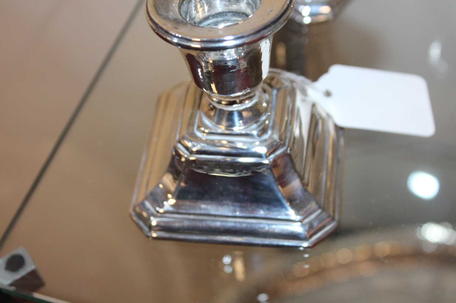 A pair of George V silver dwarf table candlesticks, each on a loaded base, h. 7.5cmCondition report: - Image 13 of 15