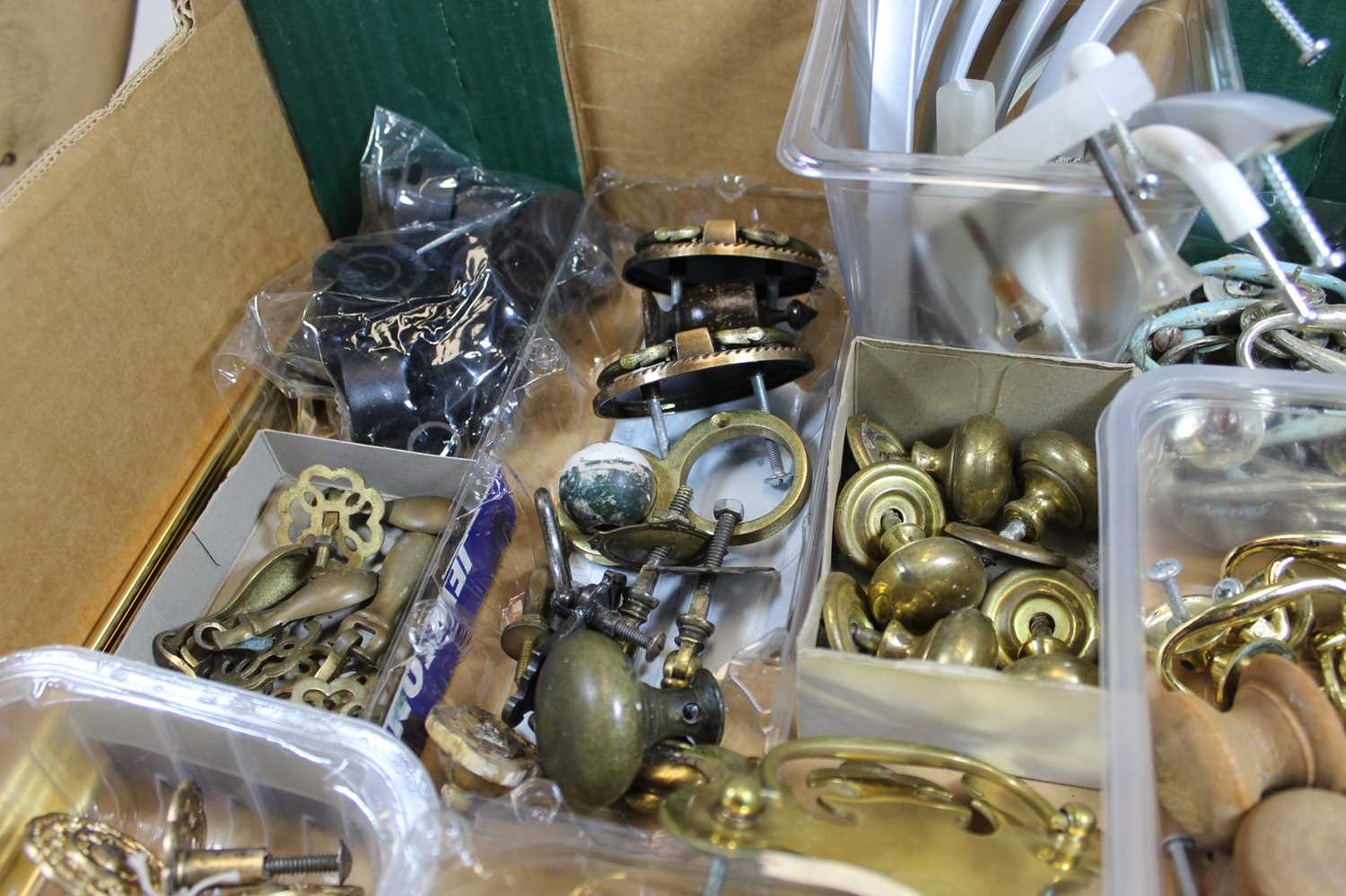 A collection of assorted brass and wooden door furniture etc - Image 8 of 8