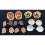 A pair of 9ct gold and engraved gents cufflinks 2.4g, together with a pair of 9ct gold and amber set