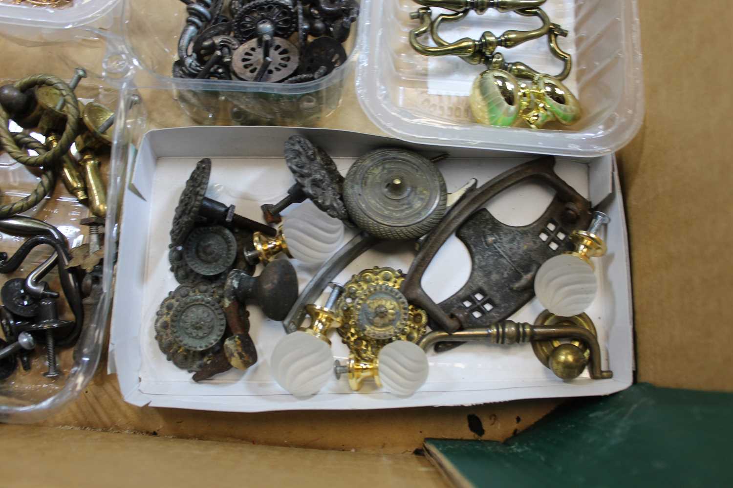 A collection of assorted brass and wooden door furniture etc - Image 2 of 8