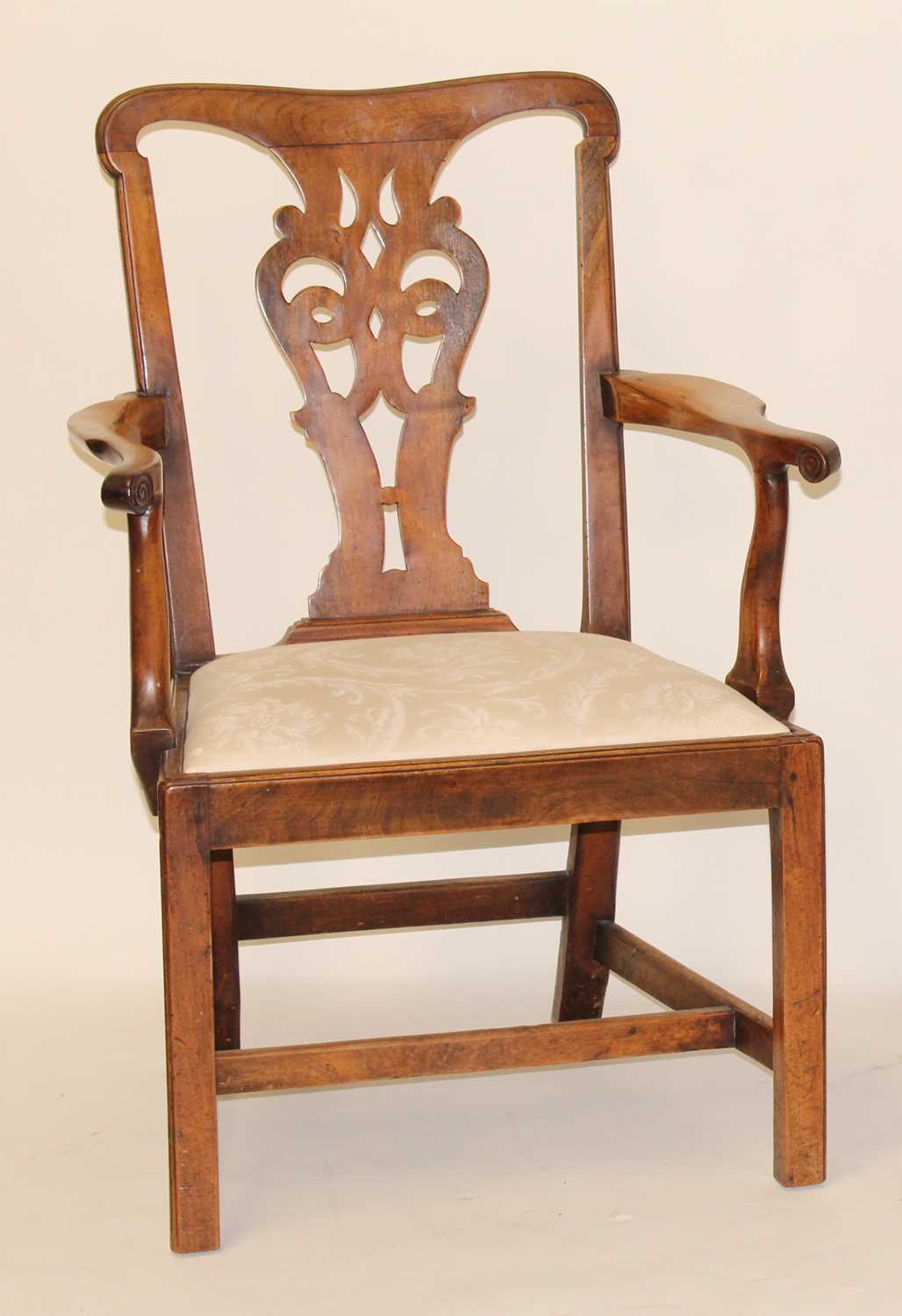 A George III fruitwood elbow chair, having pierced vase splatback, drop-in seat, and on ogee - Image 5 of 6