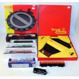 Mixed collection of model railway items Triang R45 turntable (G-BG), Hornby R070 turntable (G)