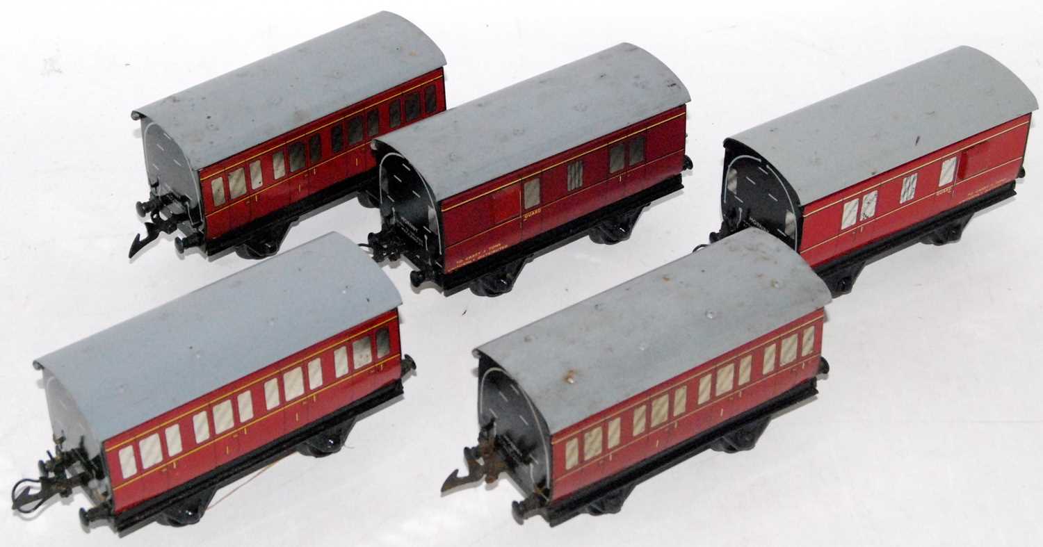 Five Hornby No. 41 coaches 1954-8: 2x pass brake and 3x 1st/3rd/2nd will benefit from roof cleaning,