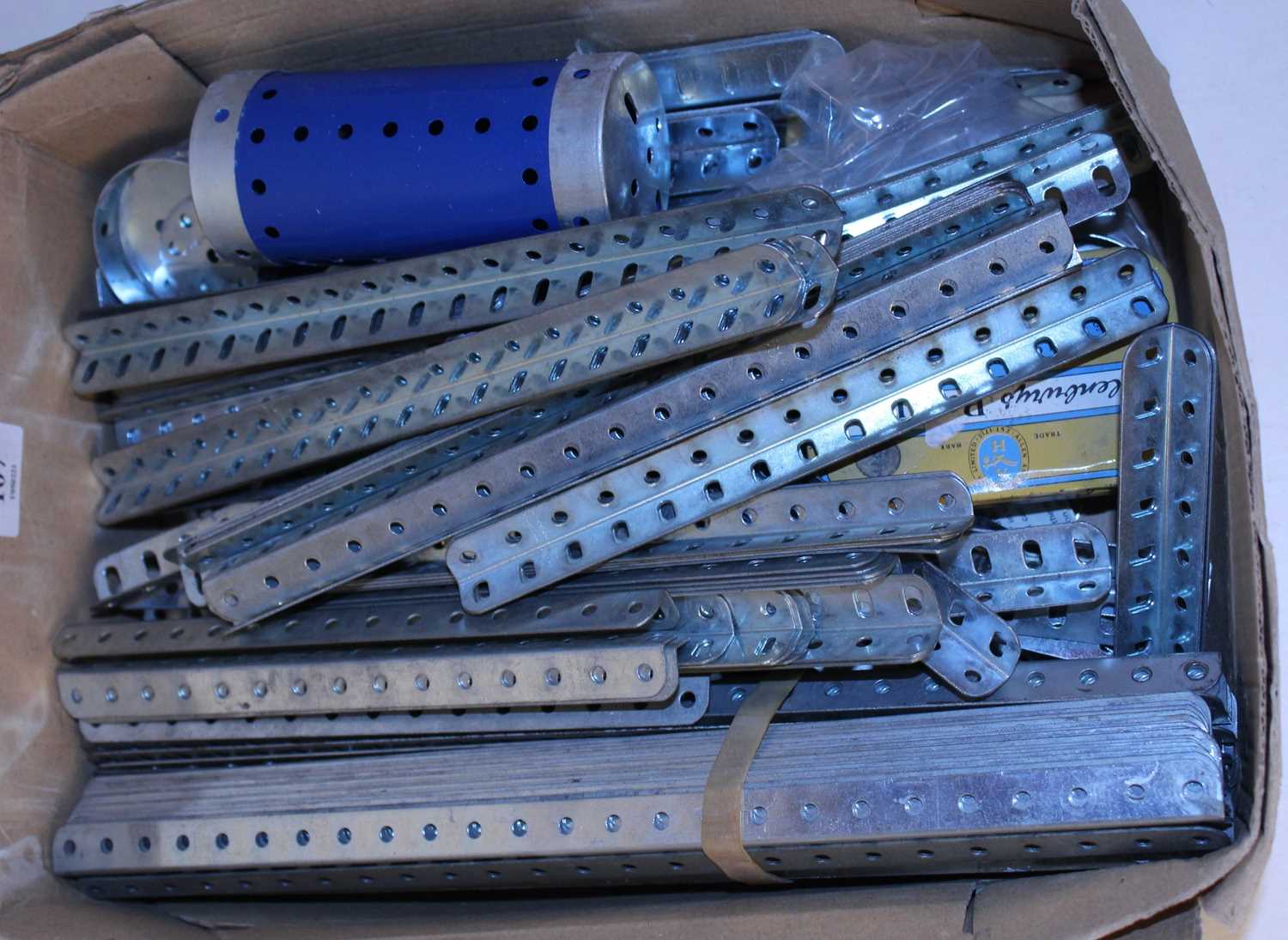 Box of large quantity zinc plated Meccano parts mainly angle girders 7½", 9½", and 12½" (A-G)