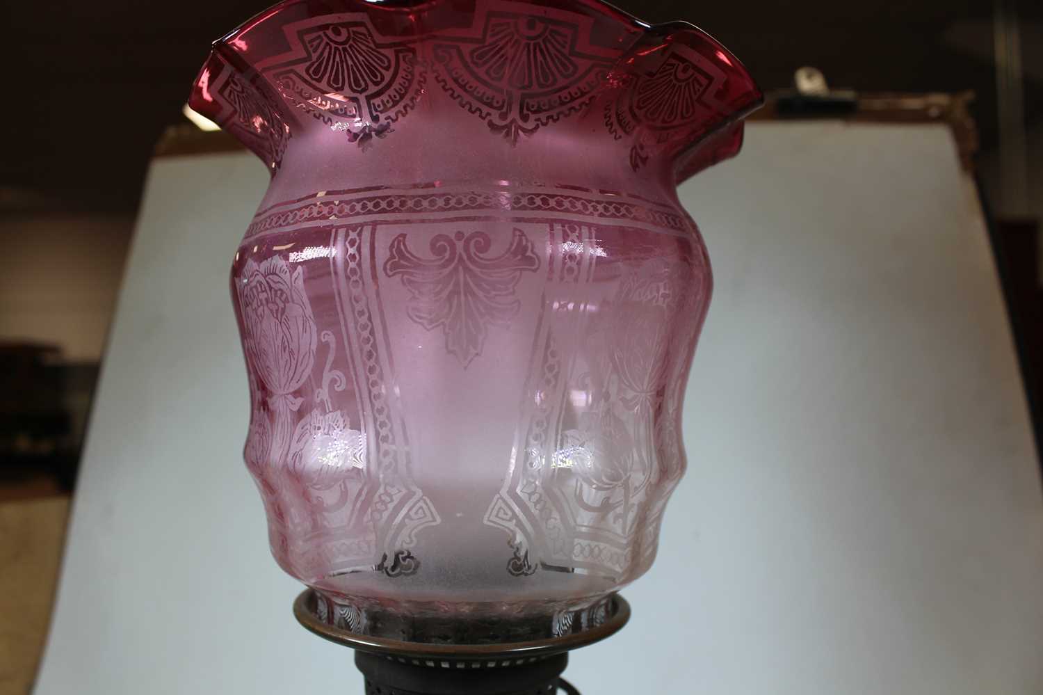 A Victorian brass oil lamp, with acid etched cranberry glass shade, h.51cmCondition report: Shade - Image 2 of 5