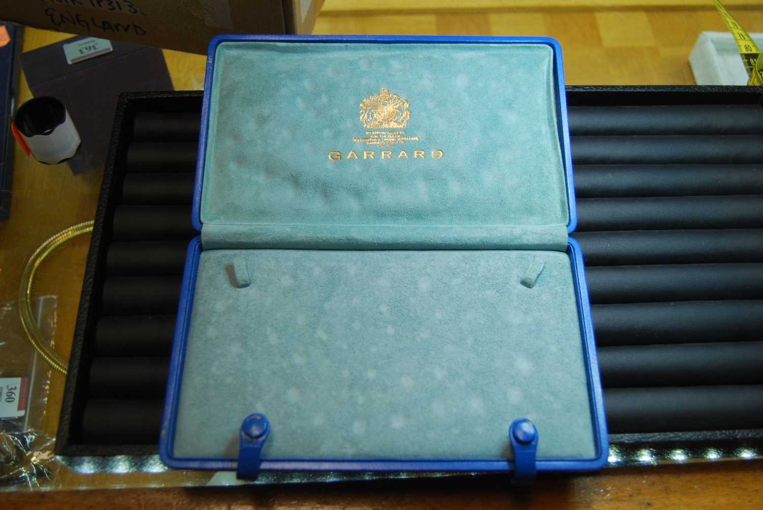 A small collection of empty leather jewellery boxes and pouches, to include Garrard's - Bild 3 aus 11